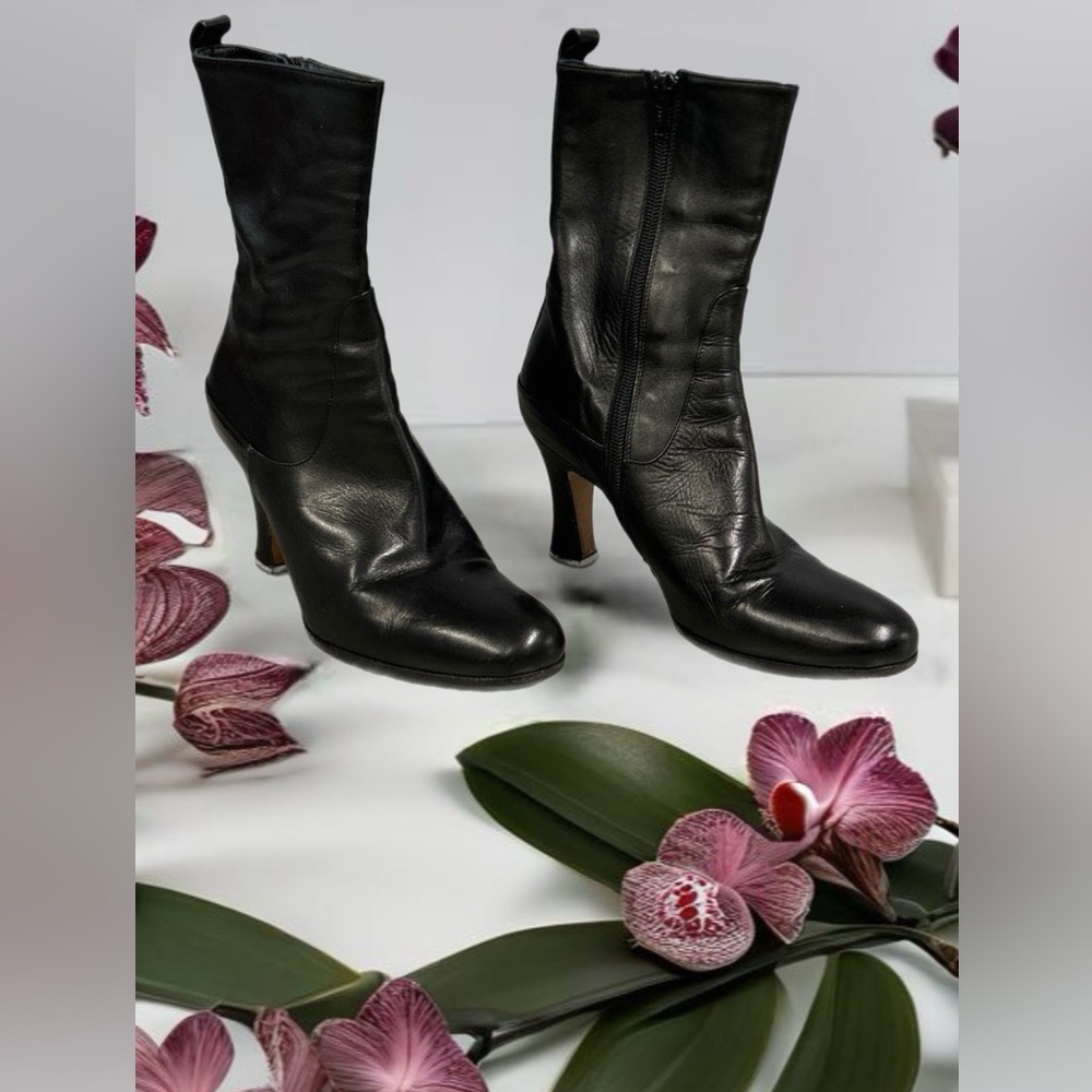 Elegant Black Heeled Boots Size 36.5 made in Italy by Varda.